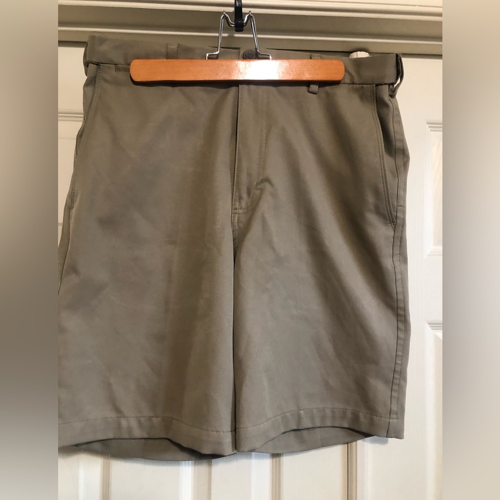 Haggar Cool 18 Pro Khaki Shorts.  Size 32.